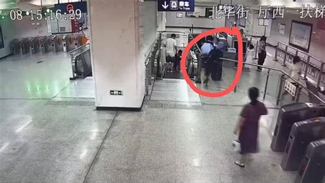 母女摔倒武汉轨道辅警飞身跨栏救人仅用3秒，路过乘客：这个小伙子动作真帅 易洋 扶梯 北华