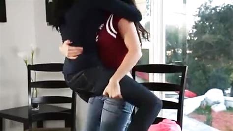 Lesbiana sensual de coño depilado en acción PORN