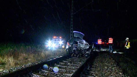 Unfall An Bahn Bergang In Krefeld Nrw Auto Von Zug Erfasst