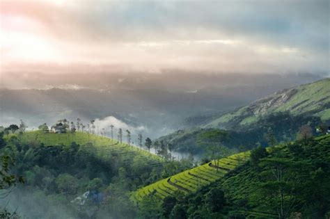 Uma Montanha Uma Vista Do Vale E O Sol Brilhando Atrav S Das Nuvens