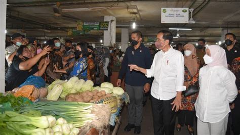 Presiden Jokowi Dan Ibu Irana Berbelanja Warga Dan Pedagang Pasar