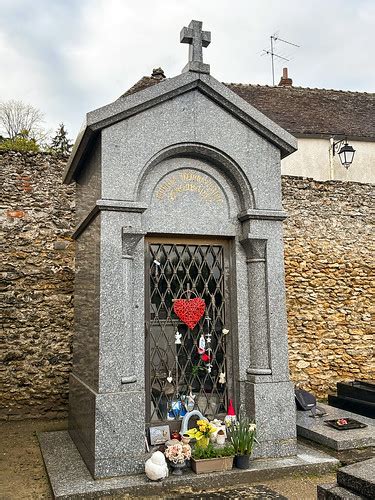 1408 Cimetière de Montfort l Amaury Yvelines Ce cimetièr Flickr