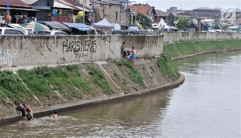 Foto Mengisi Libur Sekolah Dengan Berenang Di Kali Ciliwung Foto