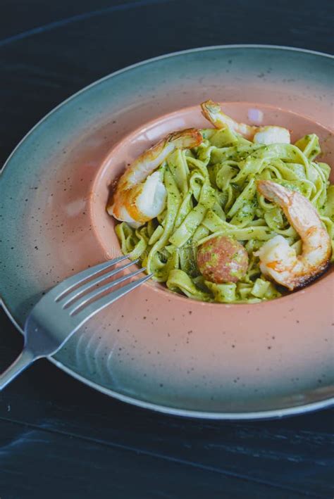 Espagueti Con Gambas En Salsa De Pesto Casera Pasta De Espinacas Con