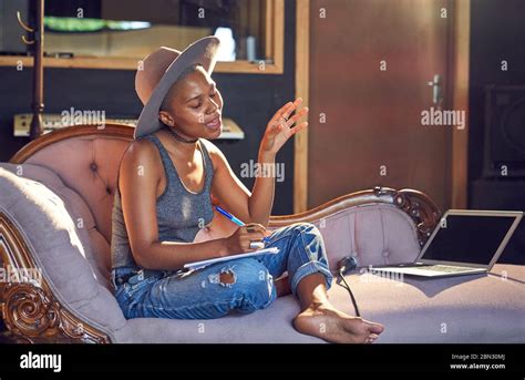 Singer song singer hi-res stock photography and images - Alamy