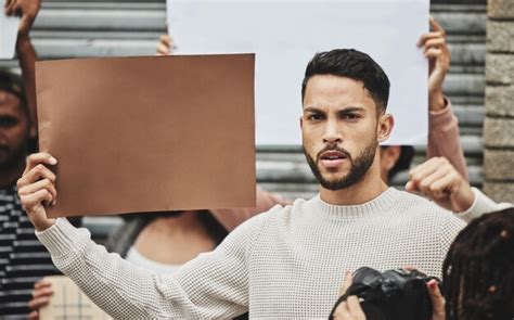 Lucha Por Tus Derechos Retrato Recortado De Un Joven Apuesto Que