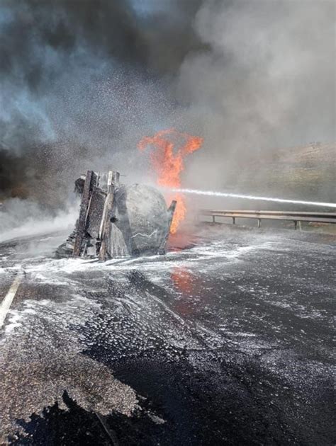 Şırnakta feci kaza Kamyonet ile ham petrol yüklü tır çarpıştı