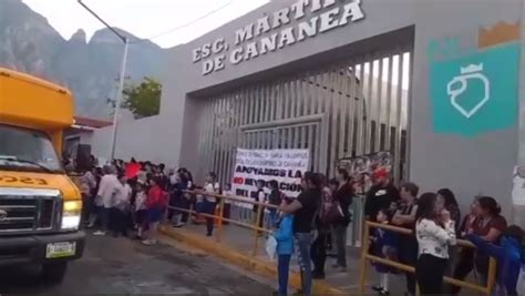 Protestan Padres De Familia Por Cambio De Director En Primaria Lcr