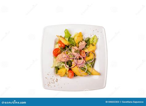 Salade Met De Aardappels Van Broccolitomaten Op Een Witte Achtergrond