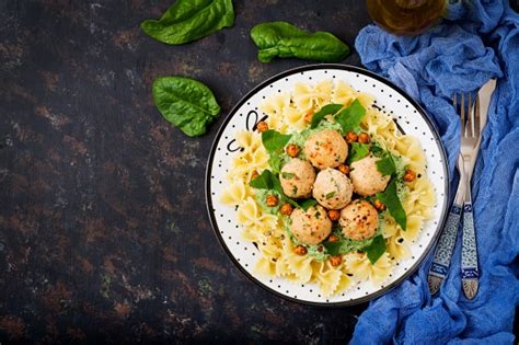 Free Photo Vegan Farfalle Pasta With Spinach Sauce With Fried Chickpeas