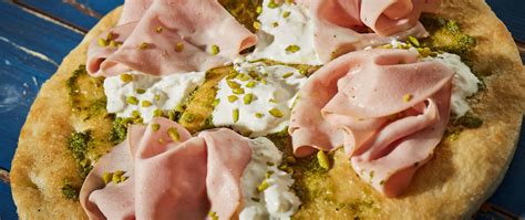 Pizza Con Mortadella Stracciatella Di Burrata E Pesto Di Pistacchi