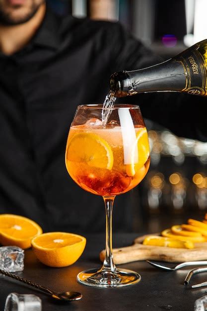 Copo De Coquetel De Aperol Spritz Coquetel De Casca De Laranja