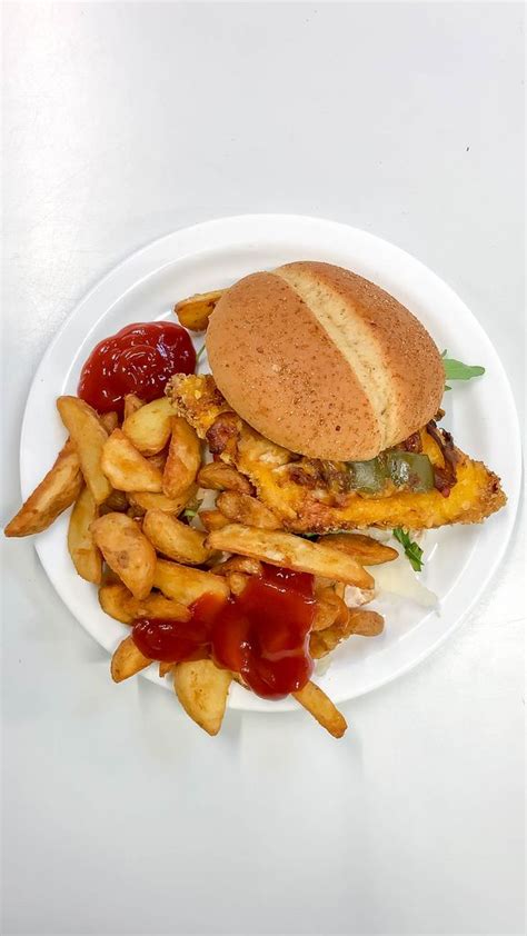 Nahaufnahme Von Pommes Frites Rot Wei Mit Ketchup Und Mayonnaise In