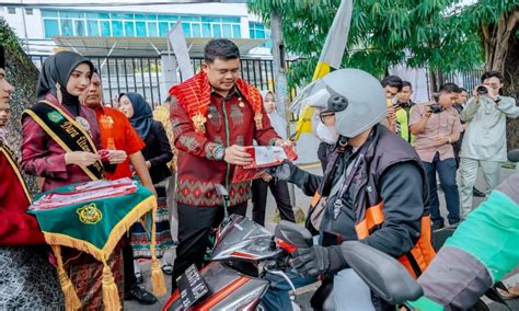 Pemko Medan Bagikan Bendera Merah Putih Menyambut Hut Ke