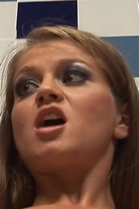 Smerige drie scène 4 rondborstige blonde milf Rita Faltoyano zuigt twee grote pikken in de