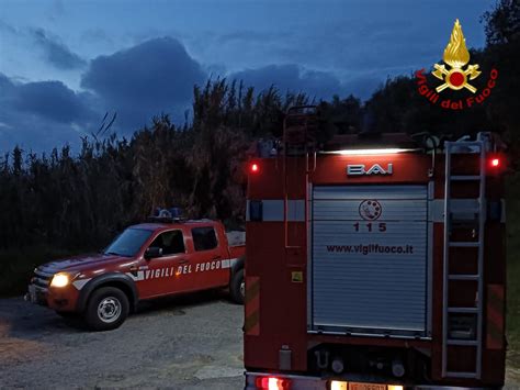 Auto In Bilico Su Un Dirupo Arrivano I Vigili Del Fuoco