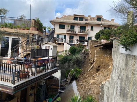 Maltempo A Genova Paura A Quinto Crolla Muraglione In Via Mendozza