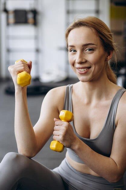 Mujer Haciendo Ejercicio Con Pesas En El Gimnasio Foto Premium