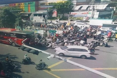 Mayat Laki Laki Mengapung Di Sungai Bikin Geger Warga Jalanan Di