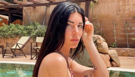 Bianca Atzei il primo bikini da mamma è coloratissimo e sensuale