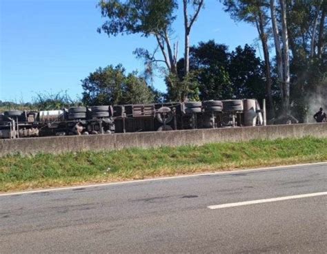 Carreta cimento tomba e interdita Fernão Dias Estado de Minas