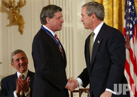 Photo Bush Awards Presidential Medal Of Freedom To Franks Bremer