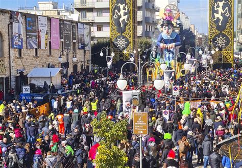 Al Carnevale Di Putignano Prendono Vita Le Fiabe Oltre Mila Persone