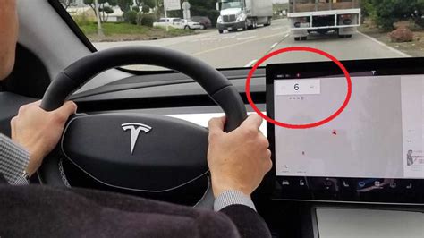 Tesla Model Orta Ekran Lk Kez G R Nt Lendi Foto Raf Galerisi