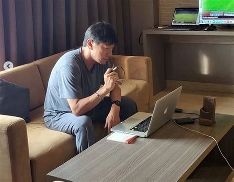 Shin Tae Yong Sujud Syukur Pssi Pastikan Maarten Paes Masih Bisa