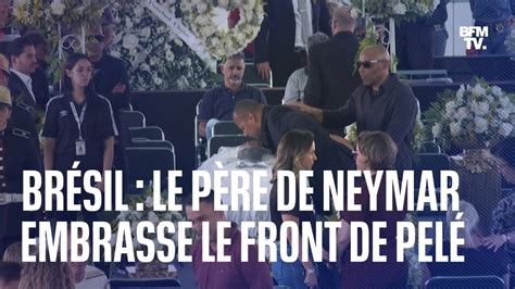 Brésil le père de Neymar embrasse le front de Pelé lors de sa veillée