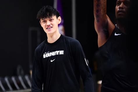 不卑不亢！曾凡博接受采访展现人格魅力！这或助他敲开nba大门腾讯新闻