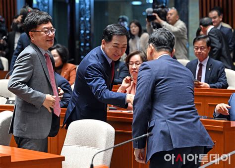 포토 의총 참석하는 김기현 대표 아시아투데이