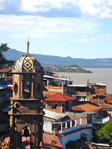 Lago de PatzcuaroLake Patzcuaro - Tripoto