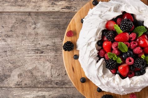 Delicioso Pastel De Pavlova Con Merengue Y Bayas Frescas Foto Gratis