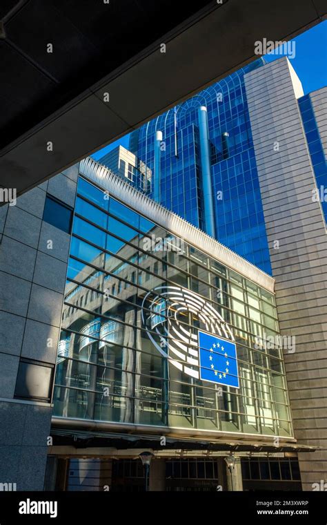 La Fachada Del Parlamento Europeo Y Su Estilizado Logotipo De Hemiciclo