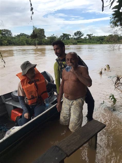 Idoso De 91 Anos Que Teve Casa Alagada Vive Dentro De Barco No Rio Acre