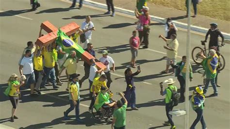 Cbn A R Dio Que Toca Not Cia Manifestantes Contra E A Favor De