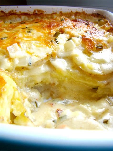 Cheesy Scalloped Potatoes recipe | Chefthisup