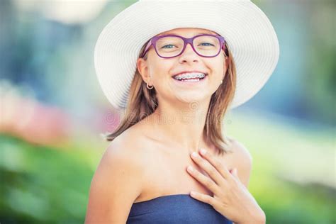 Fille De Sourire Heureuse Avec Des Bagues Dentaires Et Des Verres