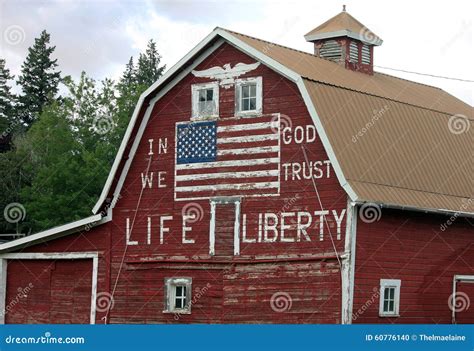 Patriotisk R D Ladug Rd Med Den M Lade Amerikanska Flaggan Arkivfoto