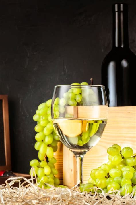 Copo De Vinho Branco E Grupos Brancos Do Verde Amarelo De Uvas Da Baga