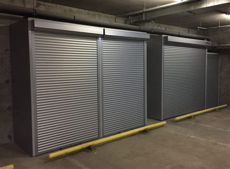 Шкаф в гараж с рольставнями для паркинга - 52 фото