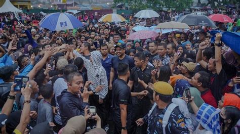 Medan Diguyur Hujan Gibran Rakabuming Dikerumuni Masyarakat Saat Cfd