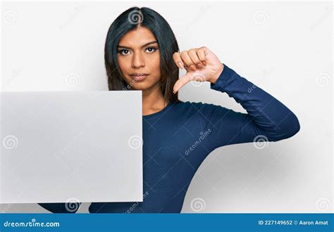 Jovem Transexual Latina Segurando Faixa Vazia E Vazia Cara Irritada Sinal Negativo Mostrando