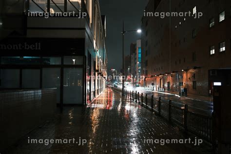 雨降る夜の街角 福岡県北九州市の写真素材 220758021 イメージマート