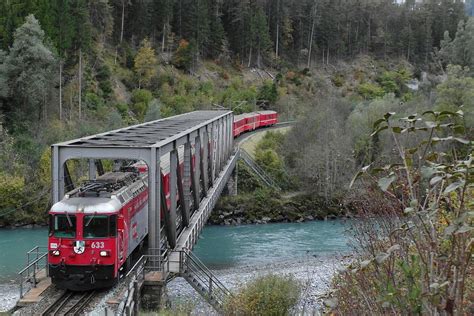 Zwischen den Stationen Versam Safien und Trin überquert Ge 4 4 II 633