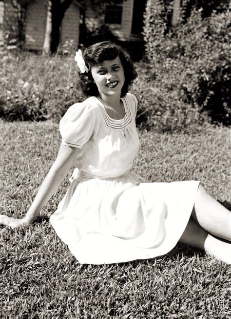 What Did Women Wear In The 1940s Here Are 40 Vintage Snapshots Show