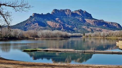 Un Lac Et Un Rocher Sur Les Rives Du Lac De L Ar Na Au Pied Du