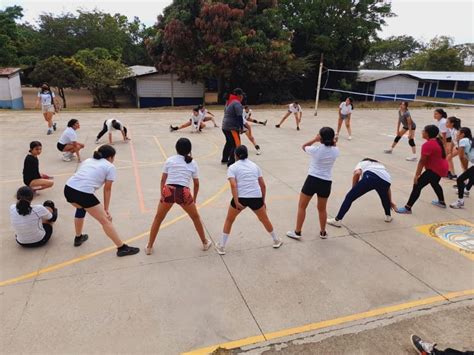 Jóvenes participan del Torneo Relámpago de Voleibol en San Marcos