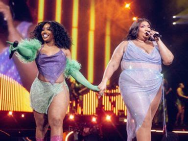 Lizzo Recebe Sza Para Performance De Remix In Dito De Special Em Show